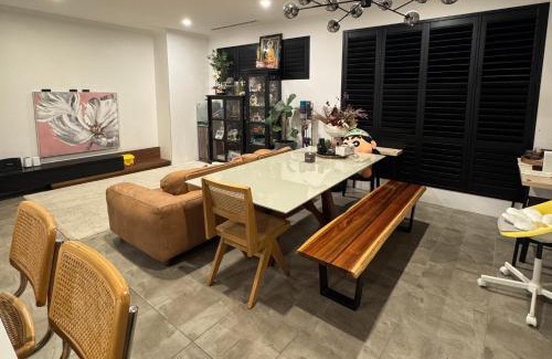 Belmont House | Décembre House - 24hrs Self Check-in shared home-style accommodation in Belmont Central