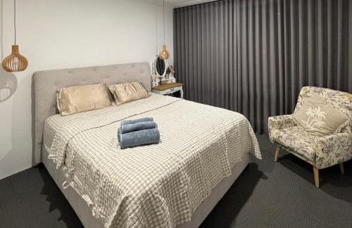 Belmont House | Décembre House - 24hrs Self Check-in shared home-style accommodation in Belmont Central