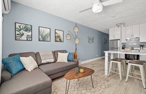 St. Augustine Beach Apartment | Déjà Blue l Firepit l Steps to Beach l Dogs OK