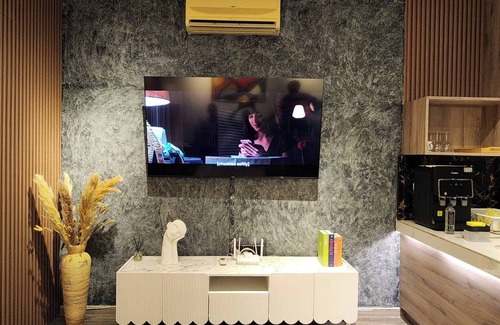 Taman Kobena Apartment | Désir Lustful KL #Jacuzzi #NFLX #Prjscn120" #TV65"