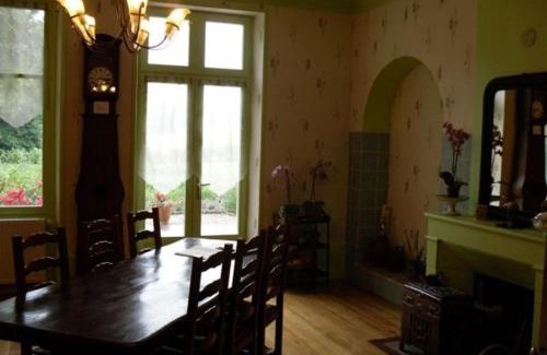 Montigny-les-Vaucouleurs Bed & Breakfast | Détente à Montigny : 4 Chambres, Terrasse, Jardin - FR-1-585-154