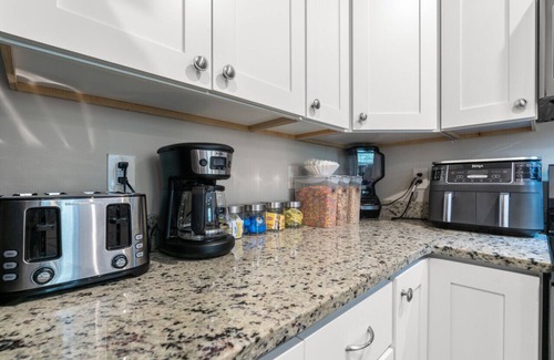 Myrtle Beach Apartment | D · Modern 4BR Central Near Beach & Pier King Beds #D