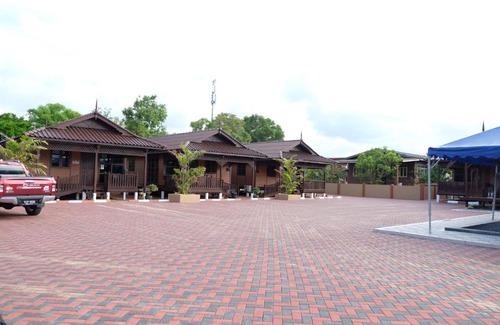 Kampung Ulu Takir Resort | D'Razna Chalet Pantai Seberang Takir