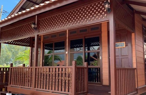 Kampung Ulu Takir Resort | D'Razna Chalet Pantai Seberang Takir