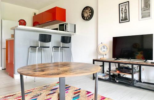 Secteur 1 Apartment | #D1 The red one Studio sofa bed Near GEM train station
