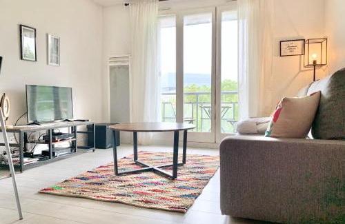 Secteur 1 Apartment | #D1 The red one Studio sofa bed Near GEM train station