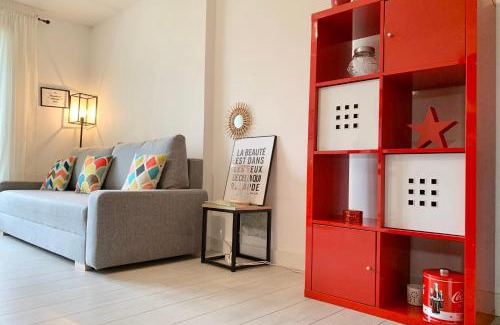 Secteur 1 Apartment | #D1 The red one Studio sofa bed Near GEM train station