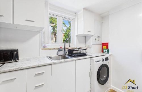Moffat Apartment | D3 Short Stay 4BR Home 2mins to Wood Green Metro and Parking Free