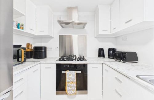 Moffat Apartment | D3 Short Stay 4BR Home 2mins to Wood Green Metro and Parking Free