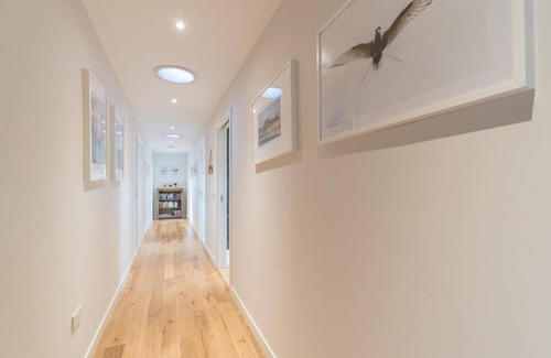 Sumburgh House | Da Roost - Family Luxury with Stunning Ocean Views