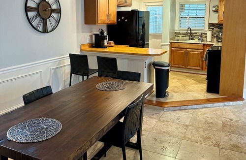 Parkside Condo | Daffin Delight, Modern Condo for Executive Stays