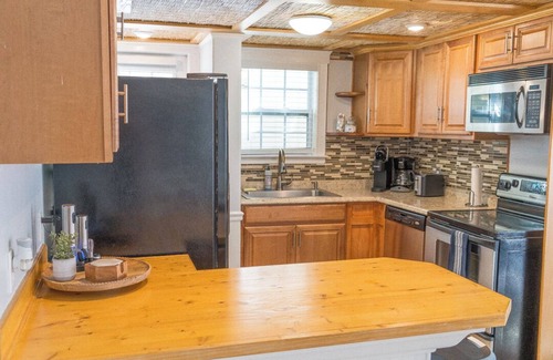 Parkside Condo | Daffin Delight, Modern Condo for Executive Stays