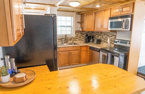 Parkside Condo | Daffin Delight, Modern Condo for Executive Stays