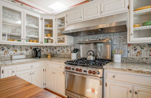 Pacific Grove House | Daffodil House - Pacific Grove House - Block to the Beach