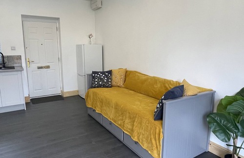 Earls Barton Cottage | DAFFODIL, pet friendly, character holiday cottage in Northampton