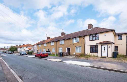 Heath Apartment | DAGENHAM 3 and 4 BEDROOMS 2BATHS with Parking
