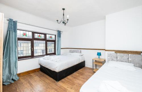 Heath Apartment | DAGENHAM 3 and 4 BEDROOMS 2BATHS with Parking