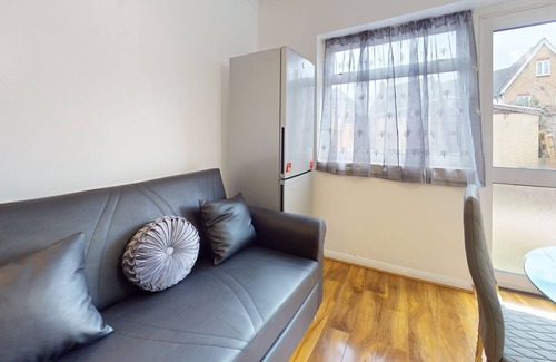 Heath House | Dagenham - 4 Beds - Sleeps 8 - WiFi