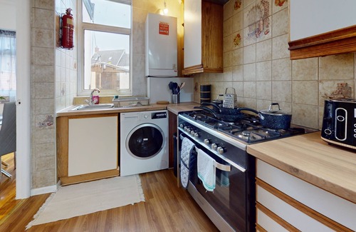 Heath House | Dagenham - 4 Beds - Sleeps 8 - WiFi
