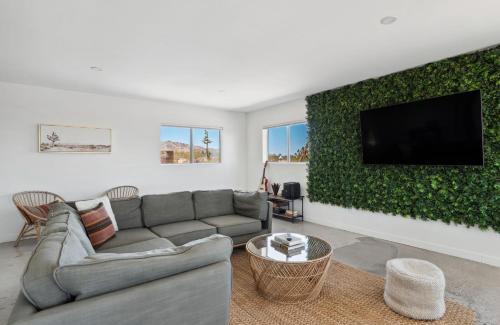 Landers House | Dagger Tree Oasis l Integratron 5Bed and Cowboy Pool