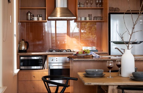 Daylesford House | Dahlia Daylesford - Free WIFI walking distance to Botanic Gardens with spa bath!