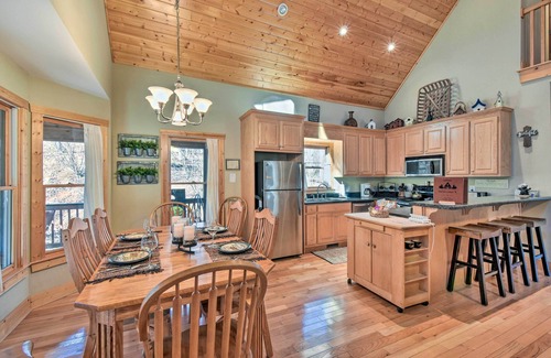 Dahlonega Cabin | Dahlonega Cabin w/Hot Tub, 4 Mi to Downtown!