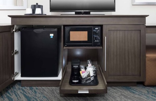 Downtown Fort Lauderdale Hotel | Daily Free Breakfast | Pool Access | Pet-friendly Stay near Las Olas Blvd