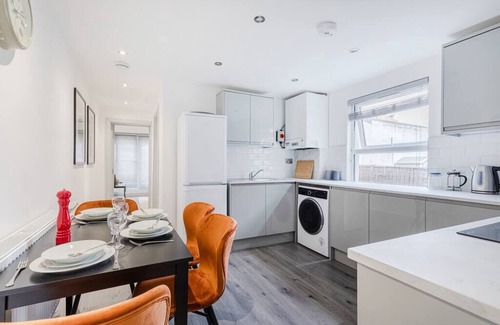 St. Leonard's Apartment | Dainty 2BD Flat in Greater London