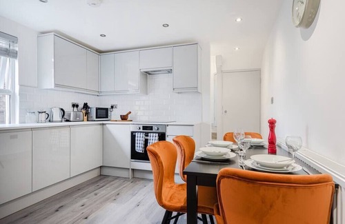 St. Leonard's Apartment | Dainty 2BD Flat in Greater London