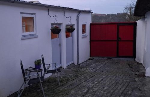 Bunmahon Apartment | Dairy Cottage Courtyard accommodation