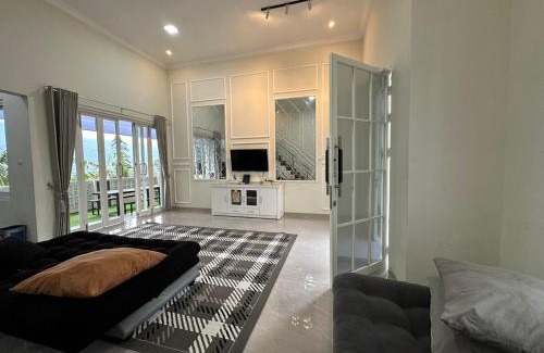Sidomulyo Villa | Daisha Villa - Batu (Private Pool)