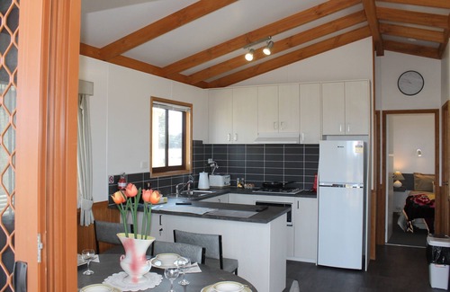 Ventnor Cabin | Daisy by the sea at Omaru Farm