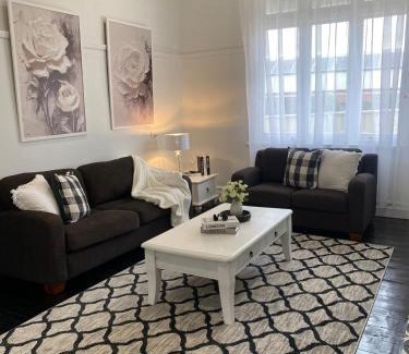 Golden Square House | Daisy Cottage, 4 bedrooms, close to CBD