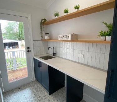 Golden Square House | Daisy Cottage, 4 bedrooms, close to CBD