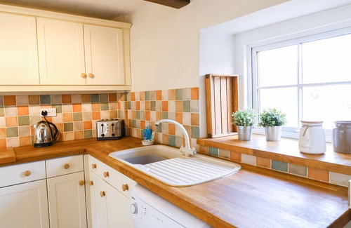 Winster Cottage | DAISY COTTAGE, family friendly, character holiday cottage in Winster