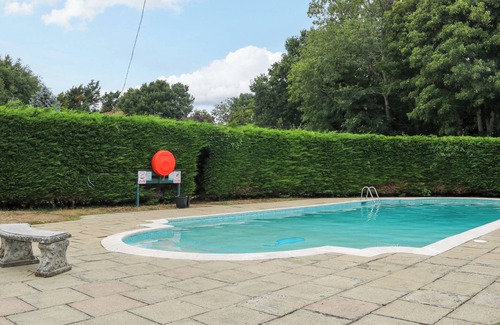 Pevensey Cottage | DAISY COTTAGE, pet friendly, with pool in Stone Cross