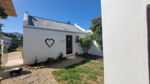 Robertson Apartment | Daisy cottage