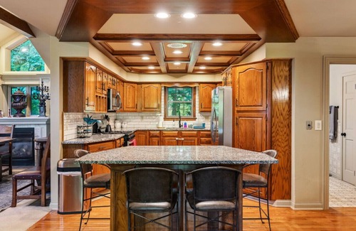 South Bloomingville House | Daisy Glen Retreat: Private indoor pool in Hocking Hills