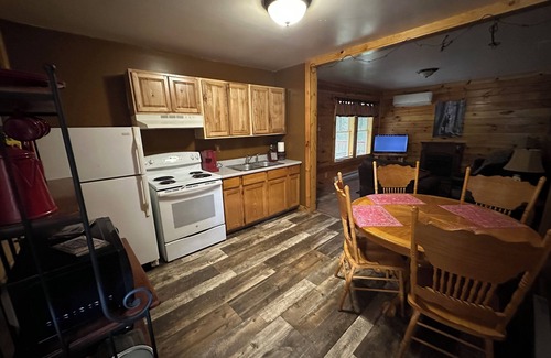 Logan Cabin | Dakota Trail Cabin 1/2 mile from Old Man's Cave State Park in Hocking Hills
