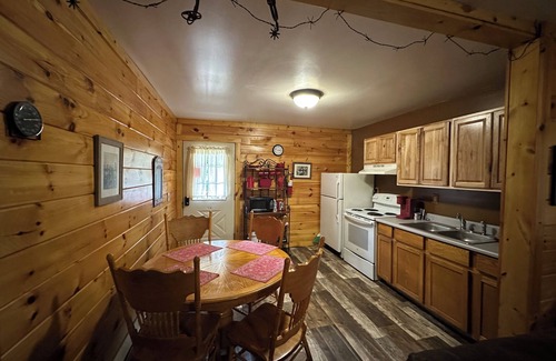 Logan Cabin | Dakota Trail Cabin 1/2 mile from Old Man's Cave State Park in Hocking Hills