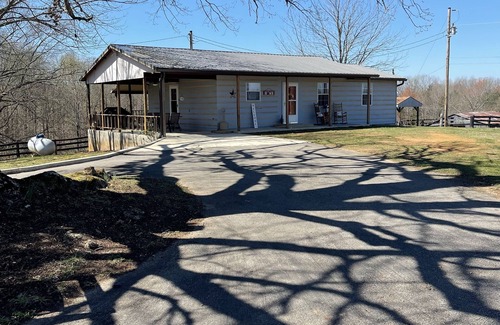 Frogue House | Dale Hollow Cabin Next To State Park With Free Fire Pit & COVERED Boat Slip