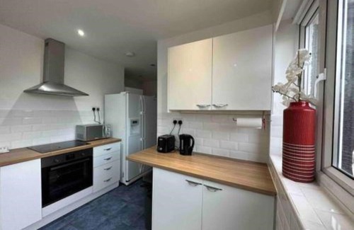 Townfield Apartment | Dallas House - Easy Links to LHR and London