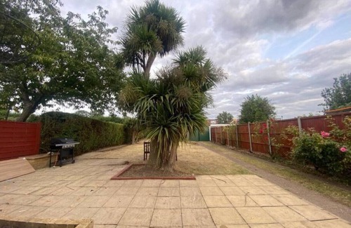 Townfield Apartment | Dallas House - Easy Links to LHR and London