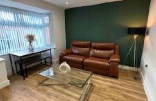 Townfield Apartment | Dallas House - Easy Links to LHR and London