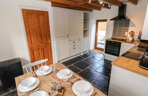 Llansaint House | DALTON COTTAGE, pet friendly, character holiday cottage in Llansaint