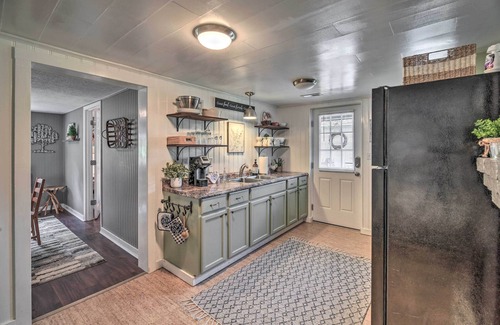 Damascus Cottage | Damascus Cottage w/Fire Pit - 1 Mi to Trails