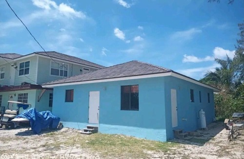 Alice Town House | Dames Getaway Bimini