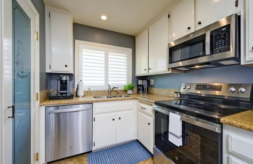 Dana Point Apartment | Dana Stands: Ocean-Side Getaway Walk to Beach + Pool/Hot Tub Access
