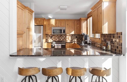 Stratton Mountain House | Dancing Bear @ Stratton Mt - Spacious 4 Bedrms/4 Bath Home Hot Tub & Fireplaces
