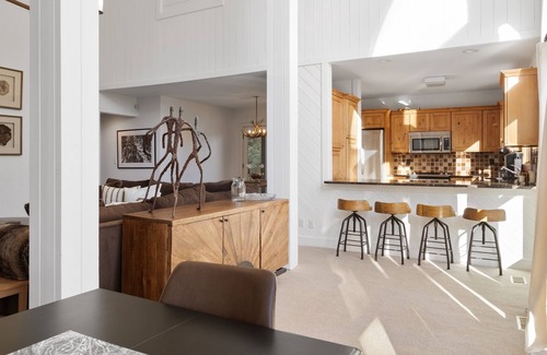 Stratton Mountain House | Dancing Bear @ Stratton Mt - Spacious 4 Bedrms/4 Bath Home Hot Tub & Fireplaces